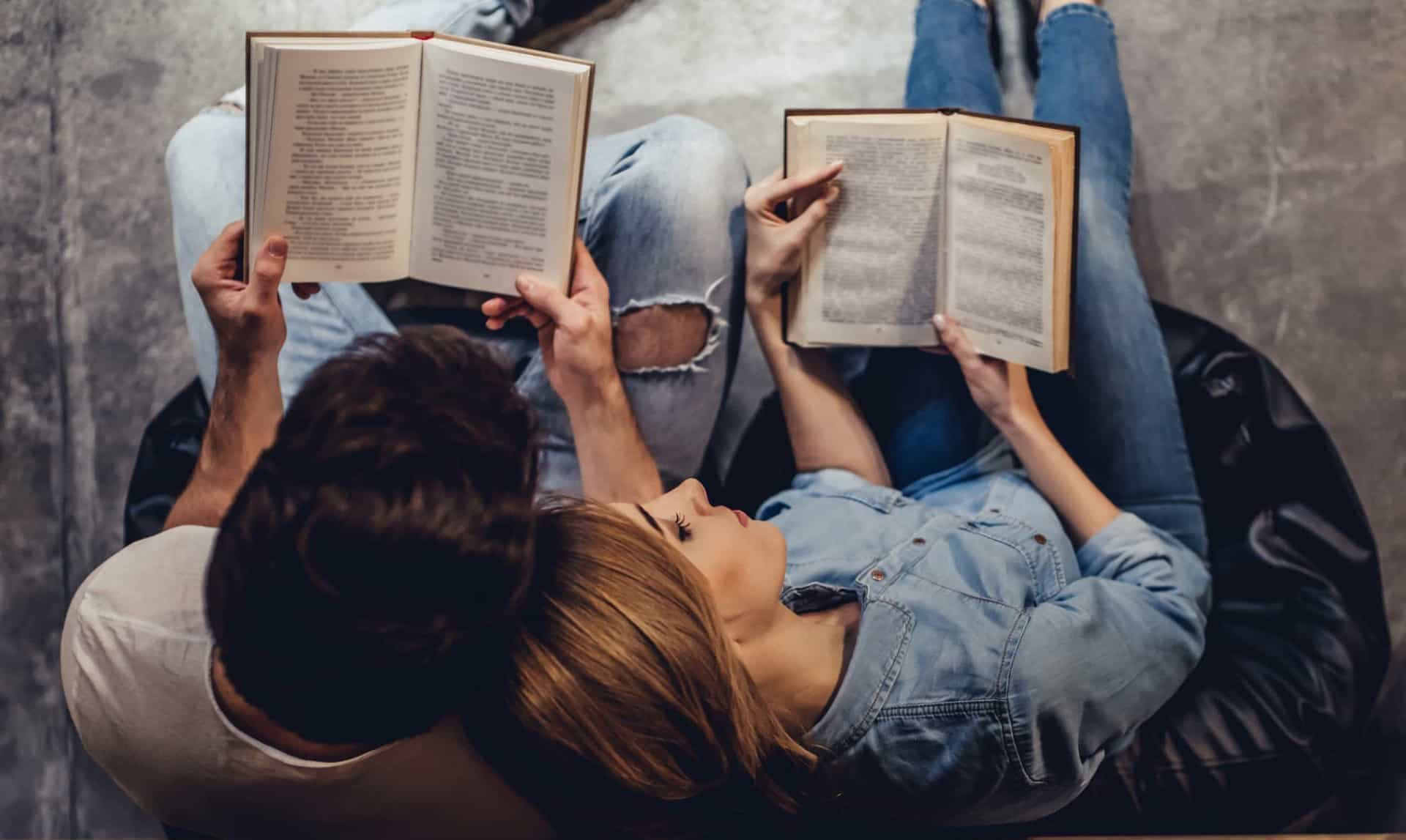 Мужчина без женщины читать. Чтение книг. Девушка с книгой. Любовь студентов. Фотосессия с книгой.