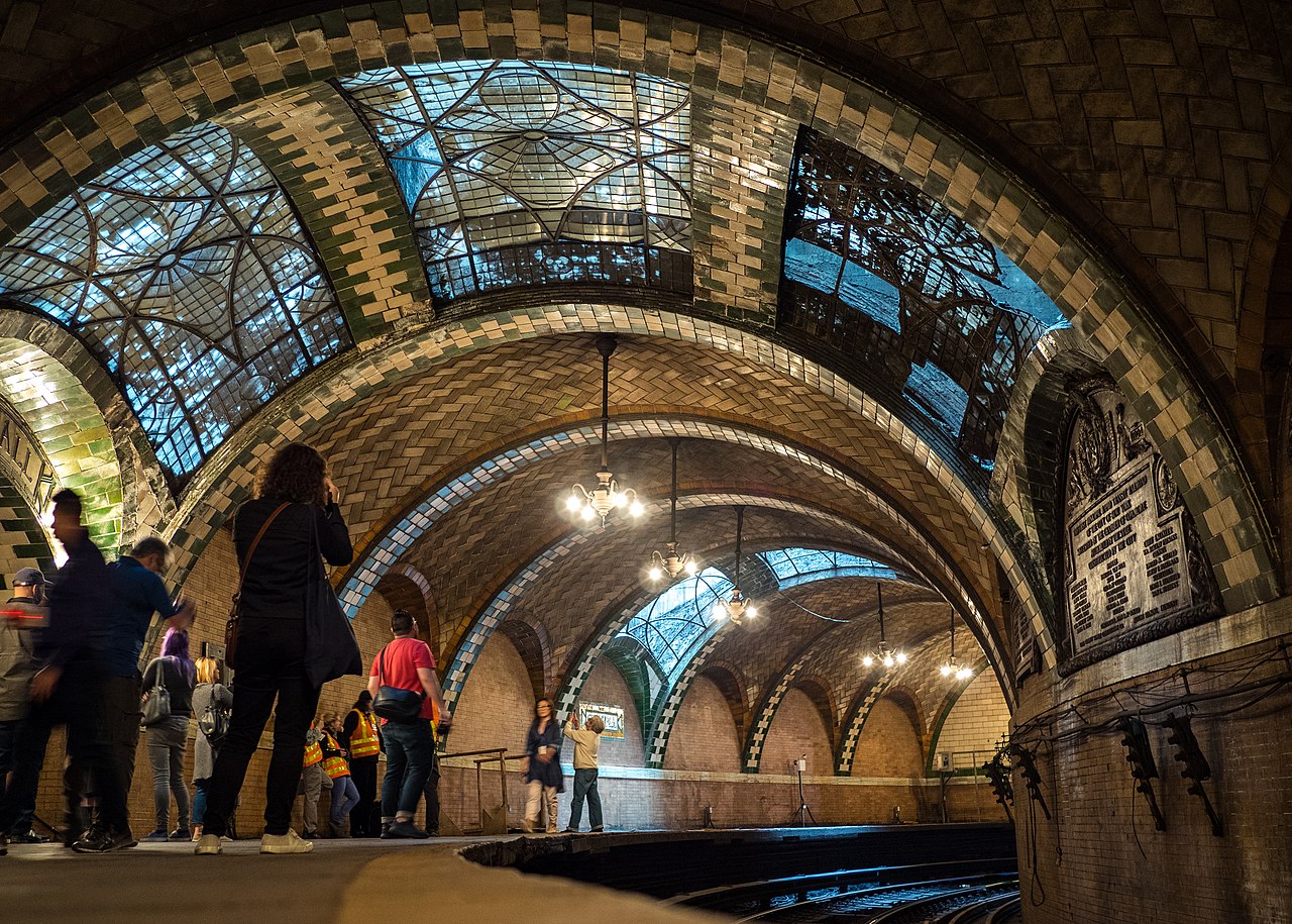 <p>Old City Hall Subway Station is one of the prettiest subway stations in New York. It was closed in the early 20th century but the stained class windows and stunning arches are a remnant of historic New York.</p><p><strong>Features:</strong> Historic architecture</p><p>Rhododendrites, CC BY-SA 4.0, Wikimedia Commons</p>