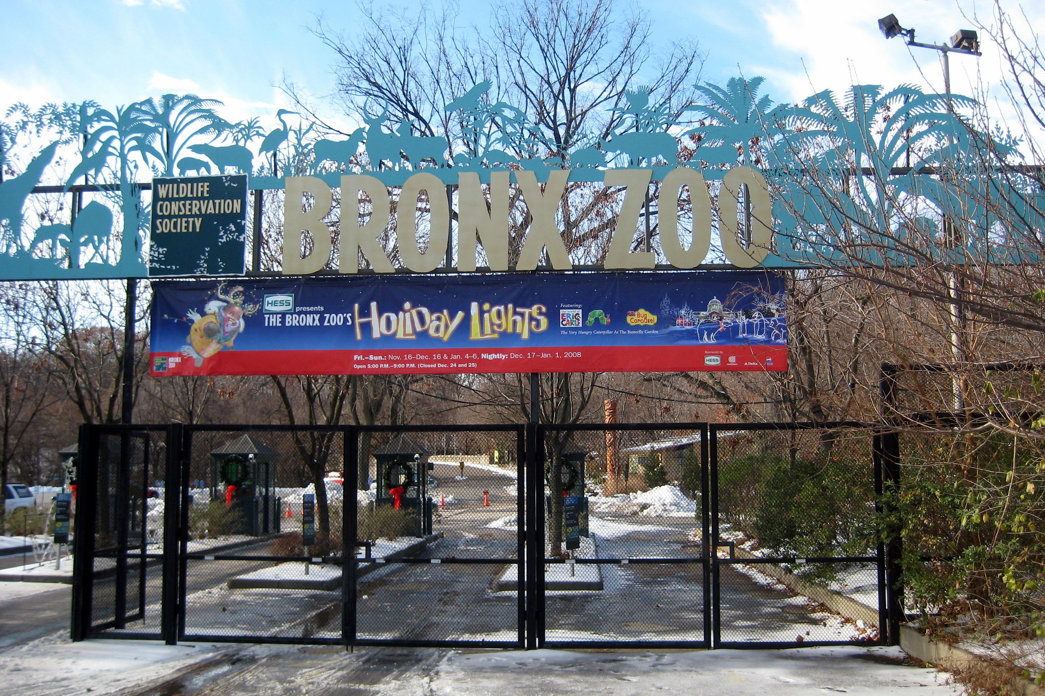 <p>The Bronx Zoo is a zoo within Bronx Park in the Bronx, New York. It is one of the largest zoos in the United States, with more than 700 different animal species spread across 265 acres of parkland.</p><p><strong>Features:</strong> Outdoor and Indoor exhibits, rides, animal feedings, events, and more.</p><p>Wally Gobetz, Flickr</p>