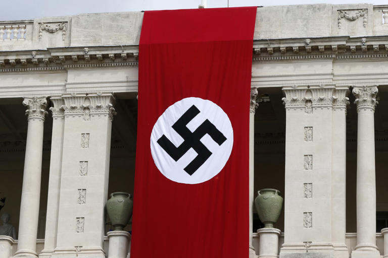 Nantes : Pourquoi un drapeau nazi a-t-il été hissé en plein centre ville ?