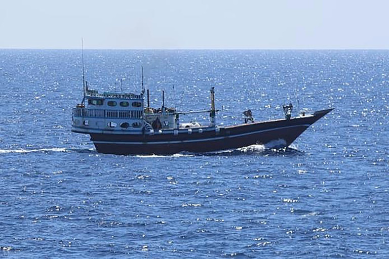 la marine indienne secourt un bateau de pêche iranien détourné par des pirates somaliens