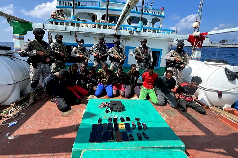 la marine indienne secourt un bateau de pêche iranien détourné par des pirates somaliens