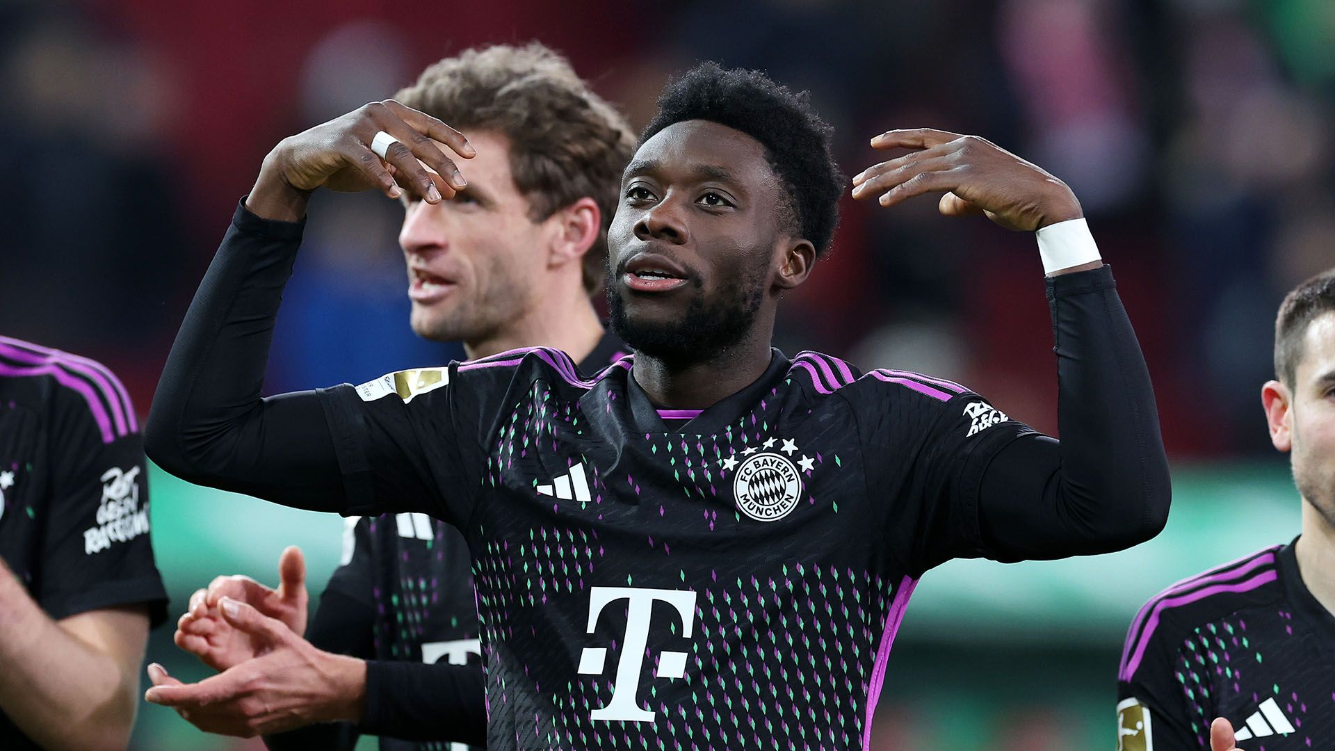 Bayern München Will Eine Antwort Von Alphonso Davies Fotos 