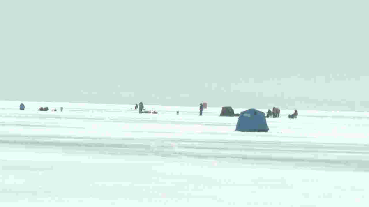 Ice deteriorates on Lake Winnebago, expected to reduce number of spearers