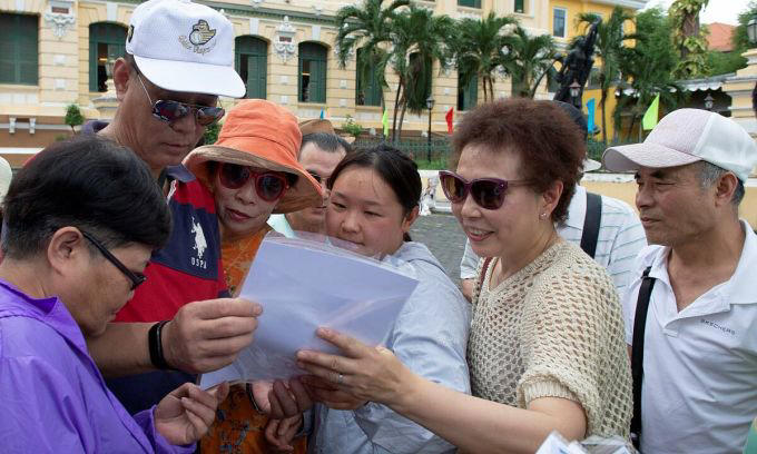 Chinese tourists visit the Central Post Office in downtown HCMC, June 2023. Photo by VnExpress/Thanh Tung