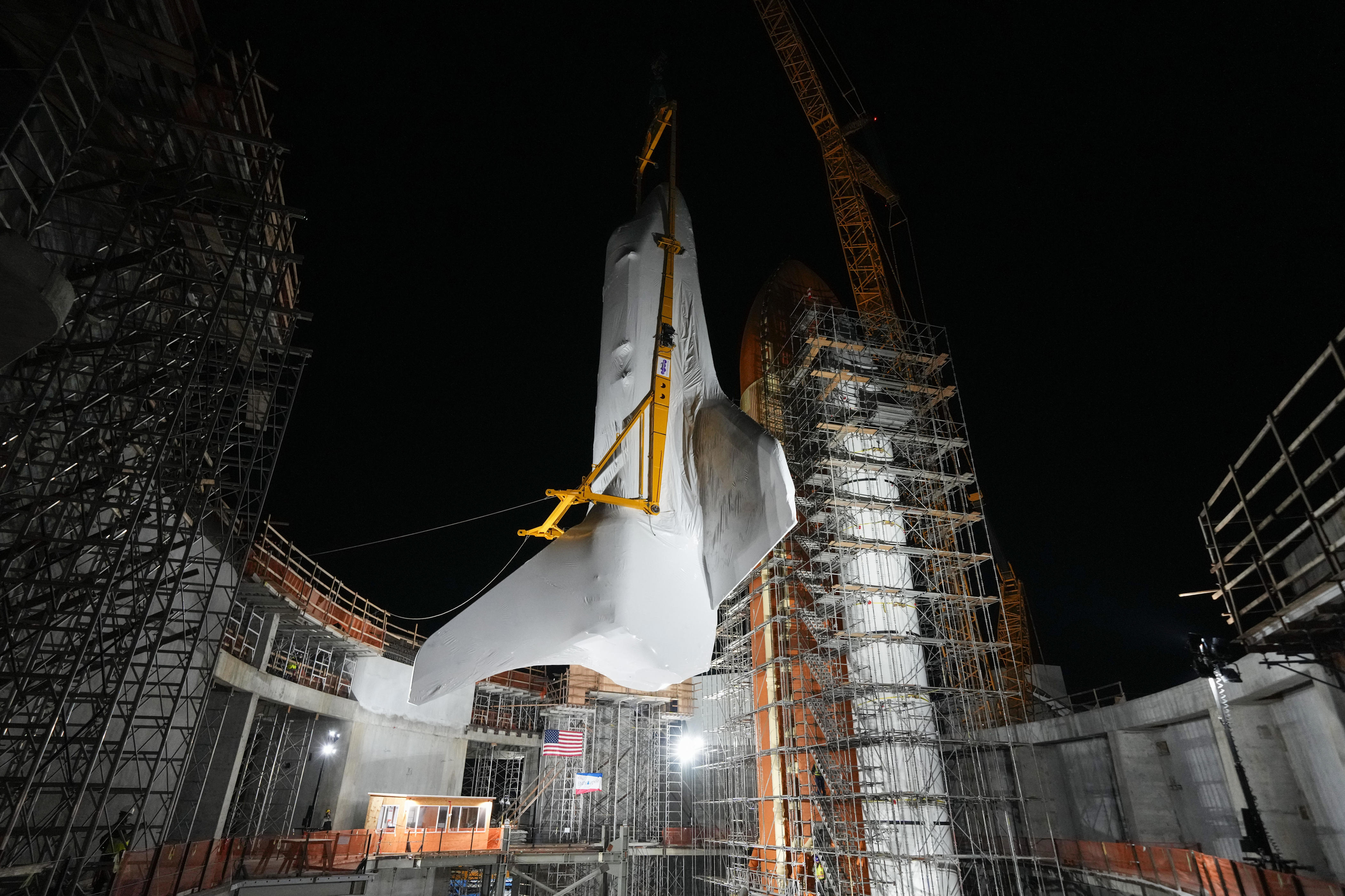 endeavour space shuttle lifted into final 'liftoff' display position