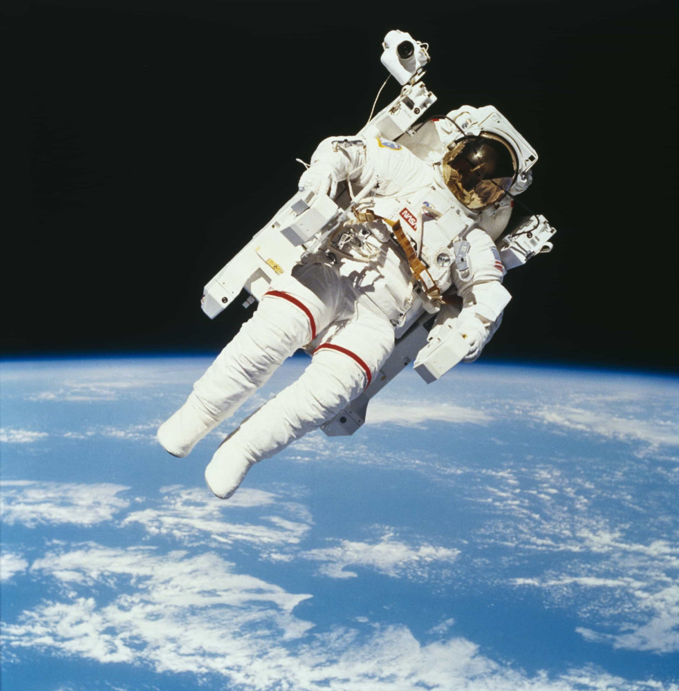 Космонавт no 8. Астронавт Брюс Маккэндлесс. Брюс Маккэндлесс II. Астронавт Брюс Маккэндлесс в открытом космосе. Брюс Маккэндлесс в открытом.