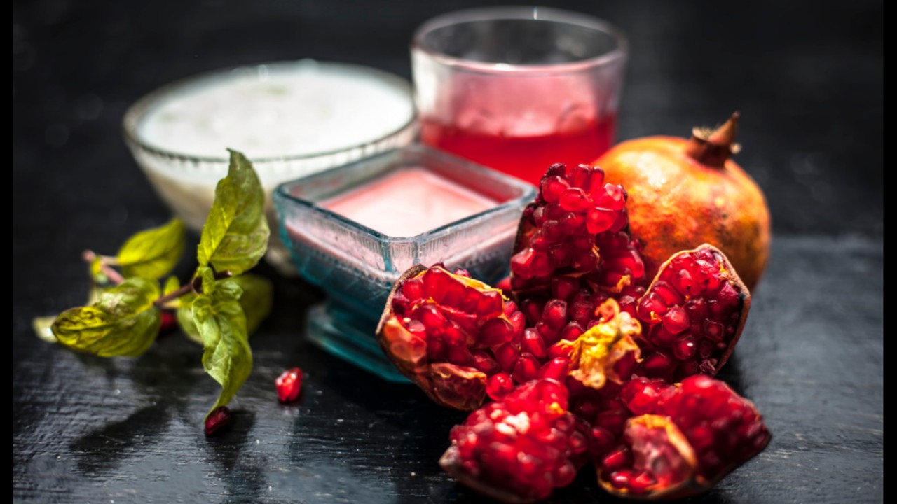 Top 10 Pomegranate Face Masks To Get Dewy And Radiant Skin At Home