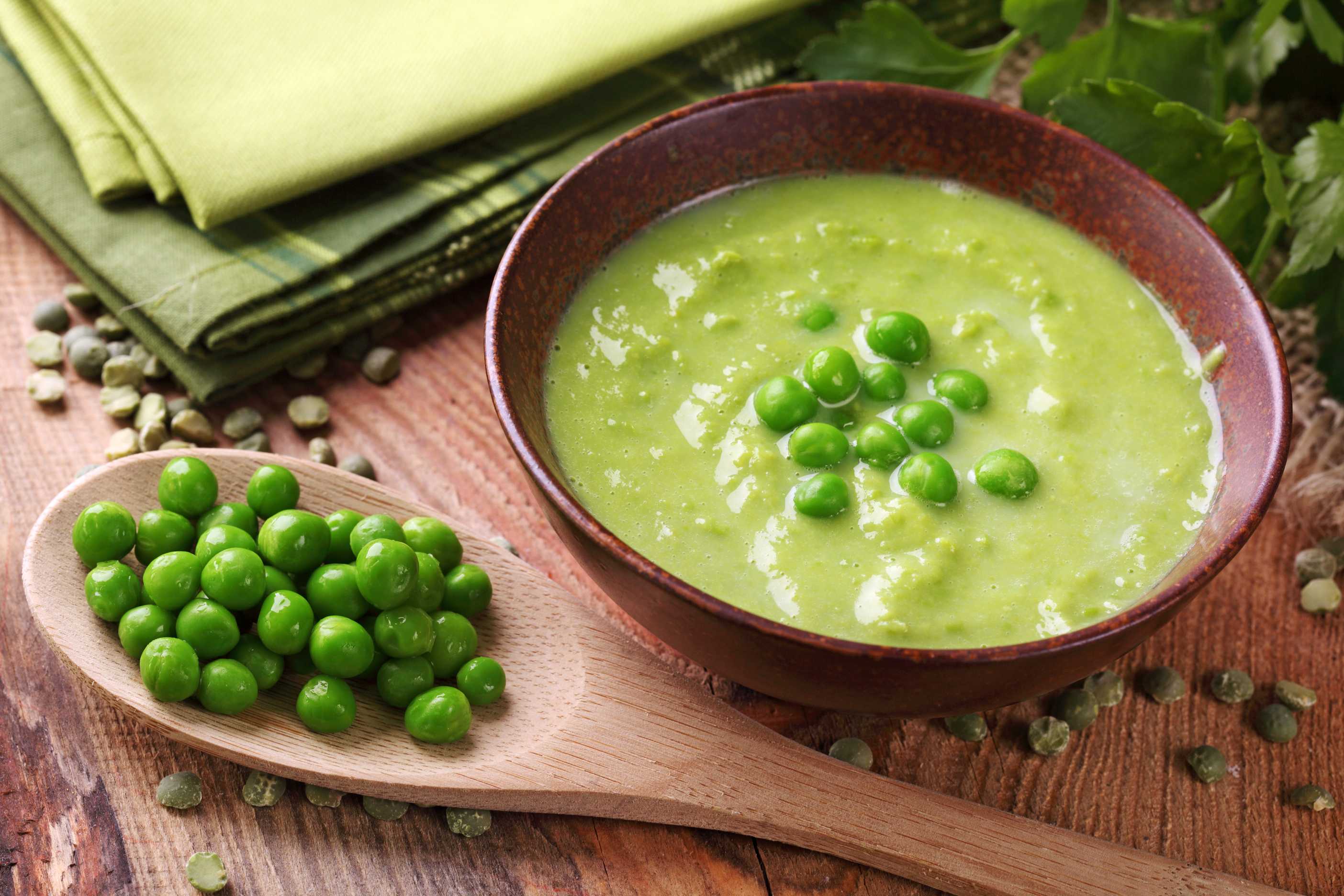 Суп из зеленого гороха. Гороховый суп пюре зеленый. Суп пюре из зеленого горошка. Суп пюре с зеленым горошком. Пюре из зеленого горошка.