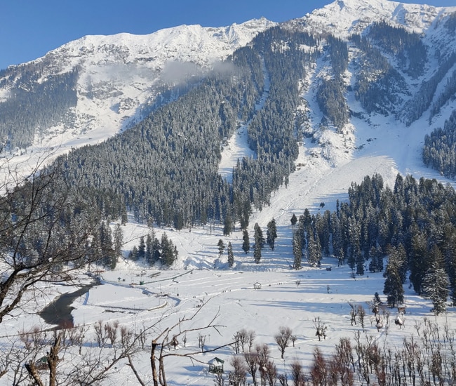 Ningle Nallah is a mountain stream which flows 10 km from Gulmarg; it is surrounded by snow-clad mountains and is a must-visit place for tourists.
