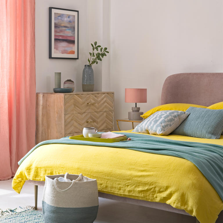 How to arrange furniture in a bedroom (because configuration is key to ...