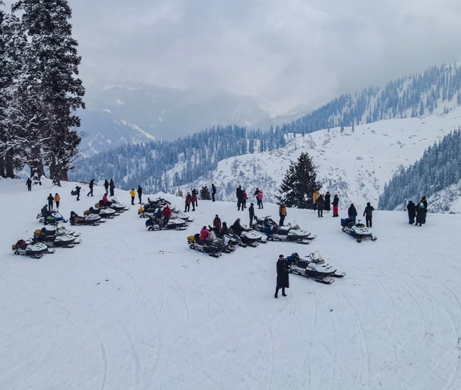 Here are five places that you MUST visit in Gulmarg, Jammu and Kashmir, to enjoy the snowfall.