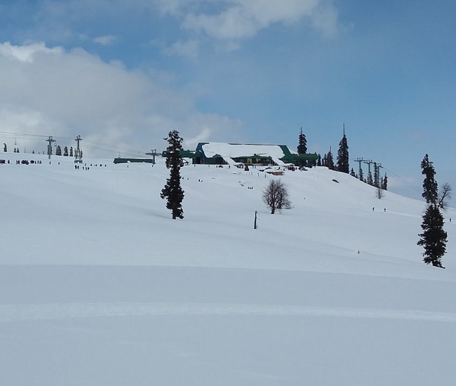 Kongori, between Gulmarg and summit on Apharwat Mountain Range, attracts snowboarders and skiers from across the world; it is said to be the highest and largest cable car project in Asia.