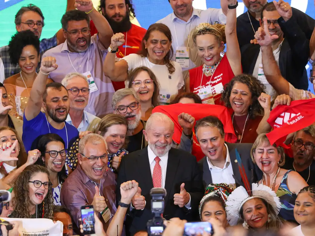 O Tesouro Nacional, juntamente com o Banco Central e a Previdência Social, anunciou nesta última segunda-feira que o governo do presidente Luiz Inácio Lula da Silva fechou o ano de 2023 com um déficit primário de R$ 230,5 bilhões.