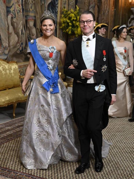 guerra de tiaras en suecia: victoria, con vestido de gala de h&m, y sofía, de dorado, en la cena de gala con los macron