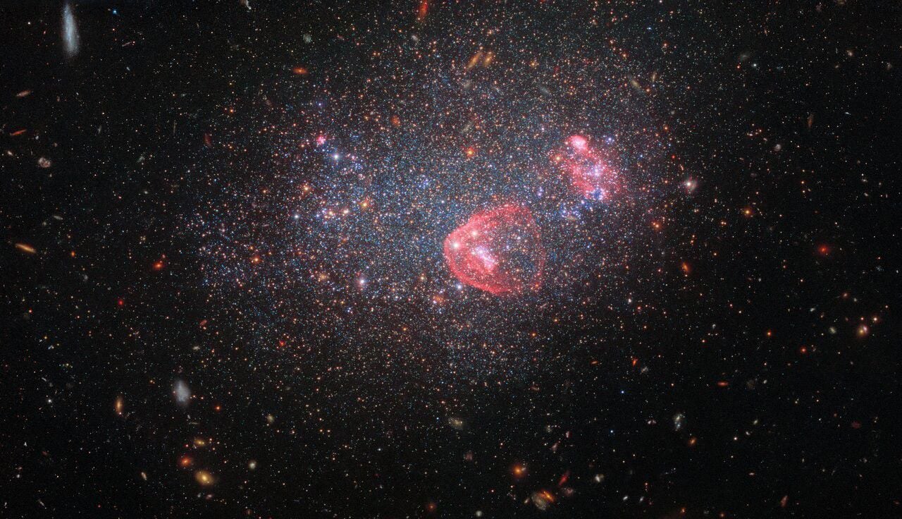 estas explosiones galácticas gigantescas están arrojando material equivalente a 50 millones de soles