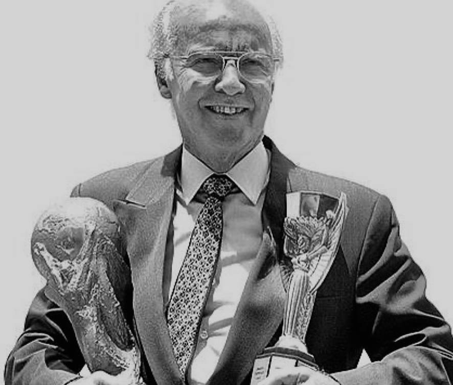 Brazilian footballer and coach. He was a pivotal figure in Brazilian and global football history. As a player, Zagallo was the first person to win the World Cup both as a player (1958 and 1962) and as a coach (1970). He passed away at age 92.