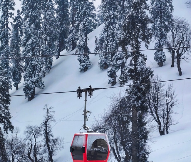 After a snowfall, the cable car gondola rides give you the best view of the mountains and valley, all covered in white sheet of snow.