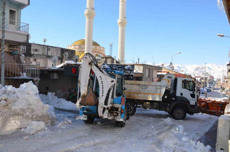 Beytüşşebap'ta vatandaşlar damları, belediye cadde ve sokakları temizliyor