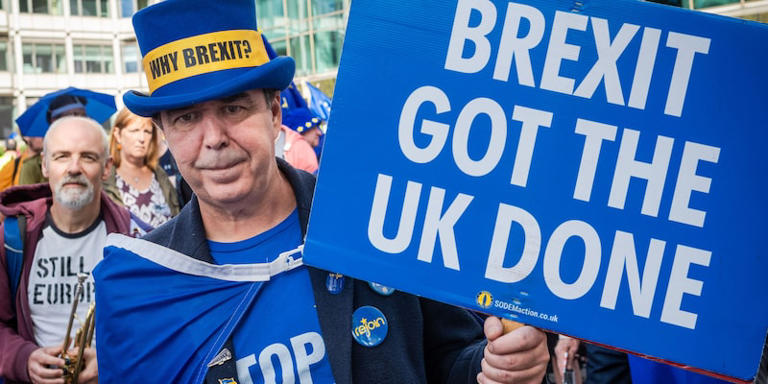 Anti-Brexit-Aktivist Steve Bray führt am 23. September 2023 in London den EU National Rejoin March an, mit einem Plakat, auf dem steht: 'Brexit hat Großbritannien erledigt'. Tausende demonstrieren für den Wiederbeitritt Großbritanniens zur EU. (Foto: Andy Soloman/UCG/Universal Images Group via Getty Images) UCG/Universal Images Group via Getty Images