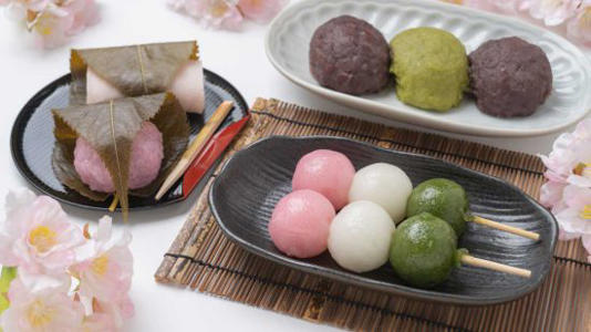 なんとなく体に良さそうな和菓子であるが、原材料名を見てみると合成着色料が使われていることが多い