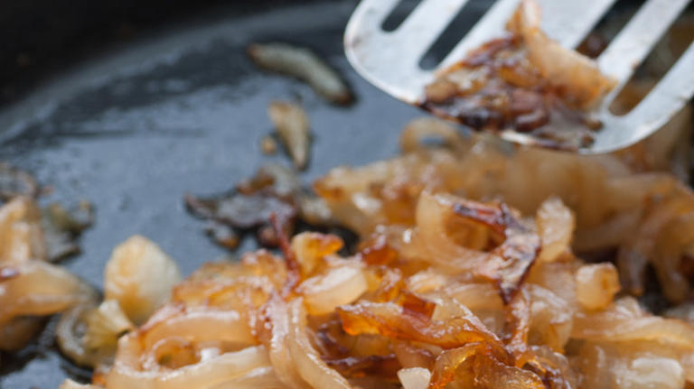 Cooked Onions Vs Caramelized Onions: What's The Difference