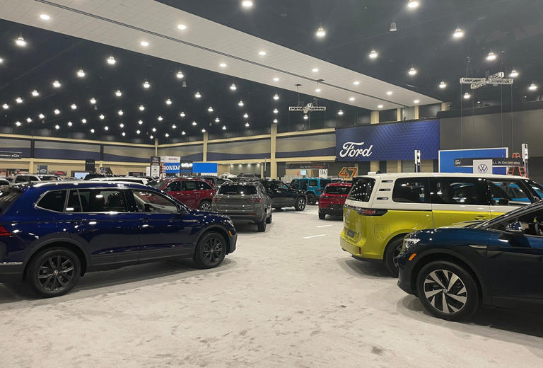 PHOTOS Crews wrap up movein efforts for 2024 Buffalo Auto Show