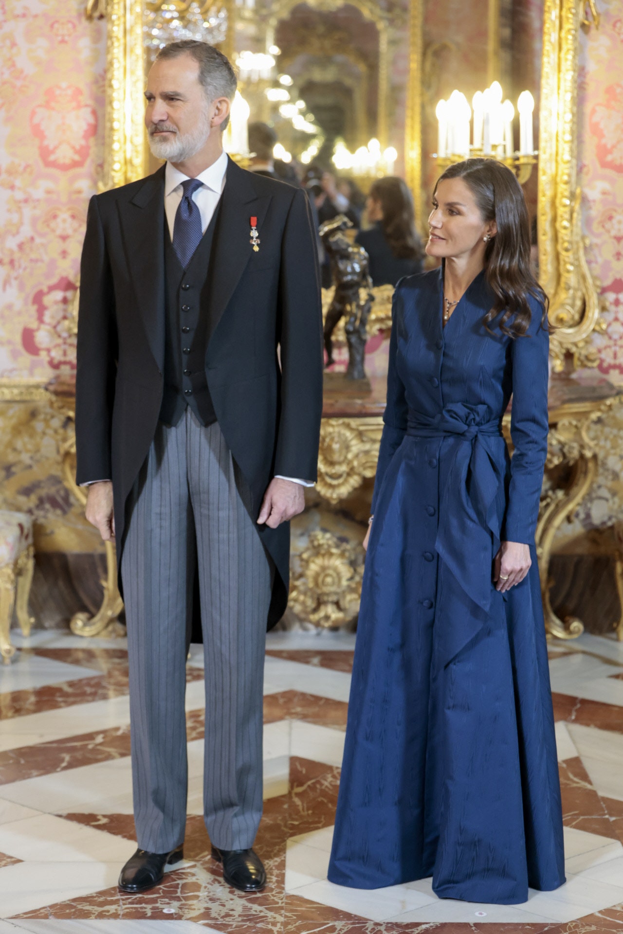cómo hacer el nudo letizia, la media lazada con que la reina ata todos sus vestidos camiseros, abrigos y cinturones