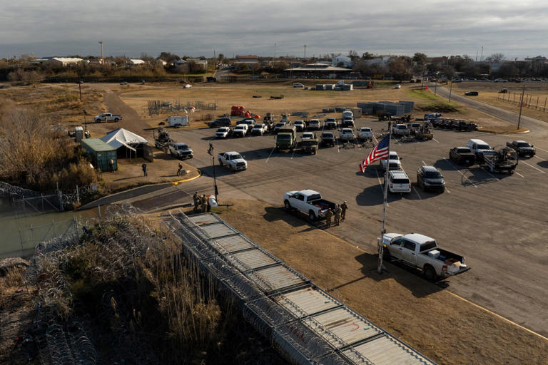 As Border Battle Brews Between Texas And Us Tiny Eagle Pass Braces