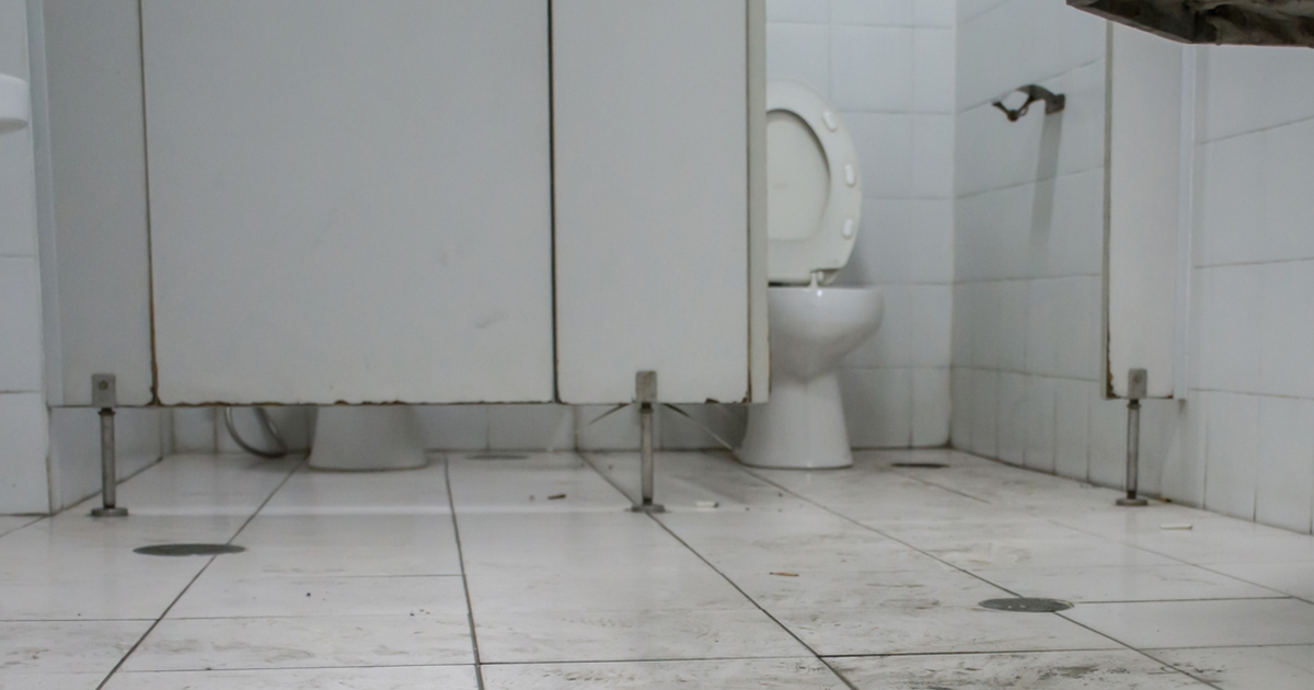 amazon, læge advarer: derfor skal du ikke sidde på hug, når du besøger et offentligt toilet