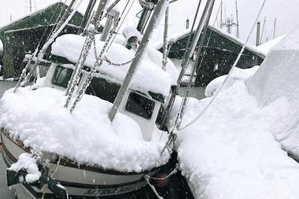 Alaska snow: Rescuers struggle to see as roofs collapse after record ...