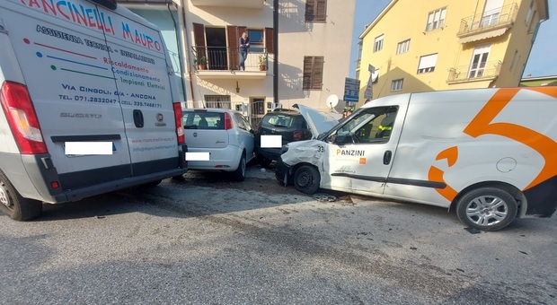 Ancona, Scontro Tra Due Furgoni: Colpite Tre Auto Parcheggiate. Feriti ...