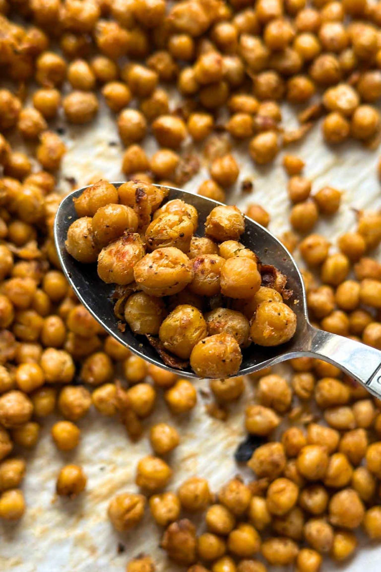 Sriracha Lime Chickpeas (Easy Roasted Chickpea Snack)