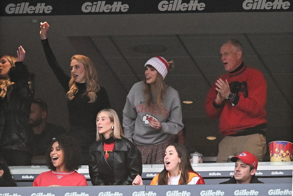 The music superstar turned Travis' Dec. 17 game into a family affair, bringing her dad to cheer on her man .