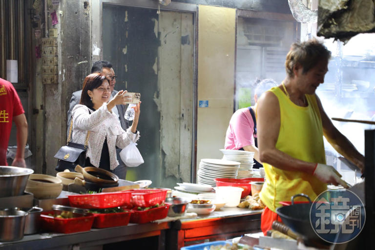 客人吃飯前熱情為廚師拍照。