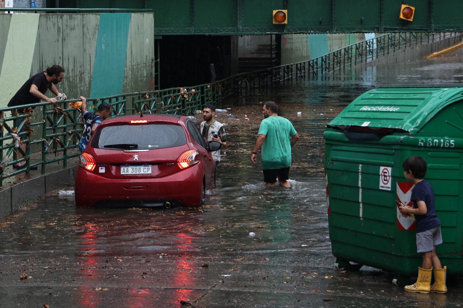 Fuertes Lluvias Provocan Inundaciones, Apagones Y Retrasos De Vuelos En ...