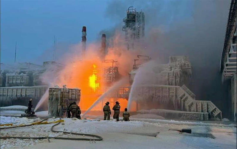 In the Krasnodar Krai, an oil refinery is ablaze (photo: GettyImages)