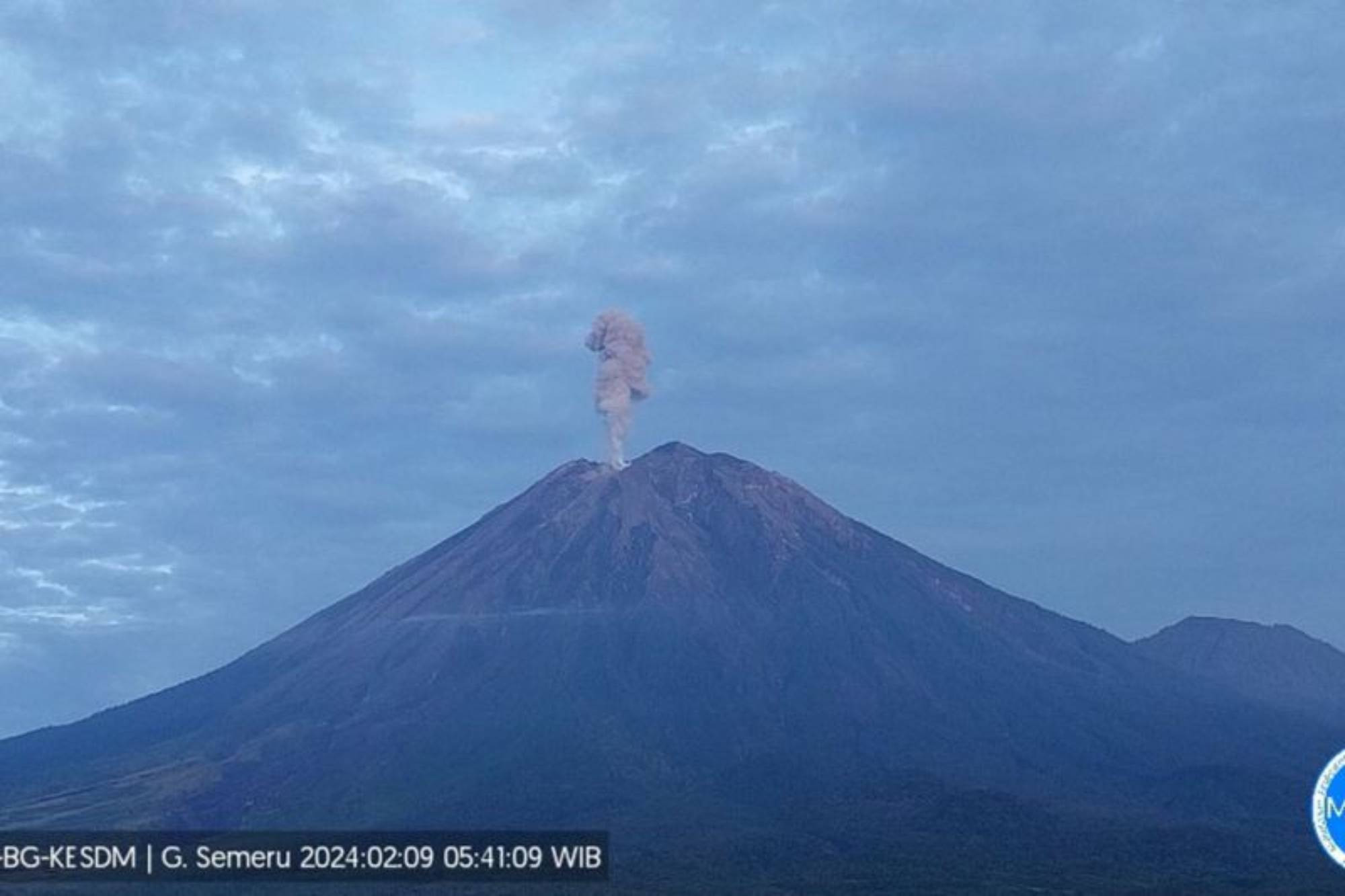petugas pos pengamatan: gunung semeru erupsi hari ini
