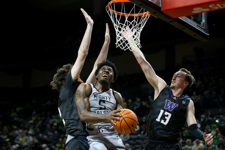 Oregon men's basketball holds on late to get season sweep of Washington ...