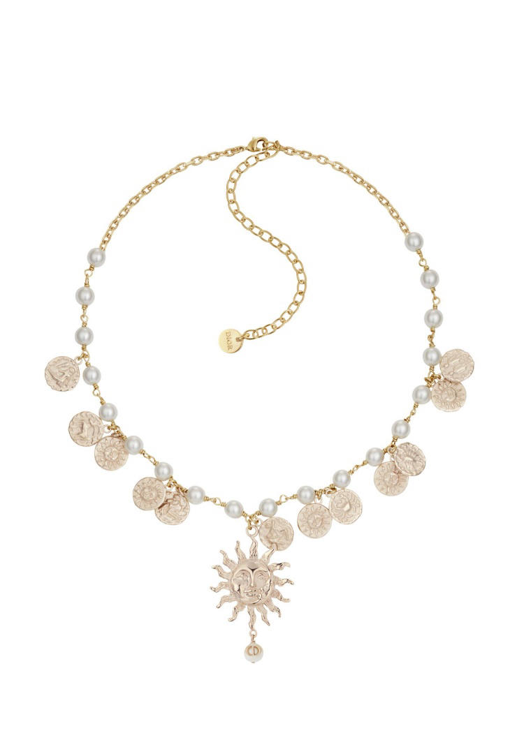 Dior「珍珠首飾」每季都斷貨！2024春夏精選6款：珍珠耳環貴婦瘋搶，金色頸鏈值得投資！