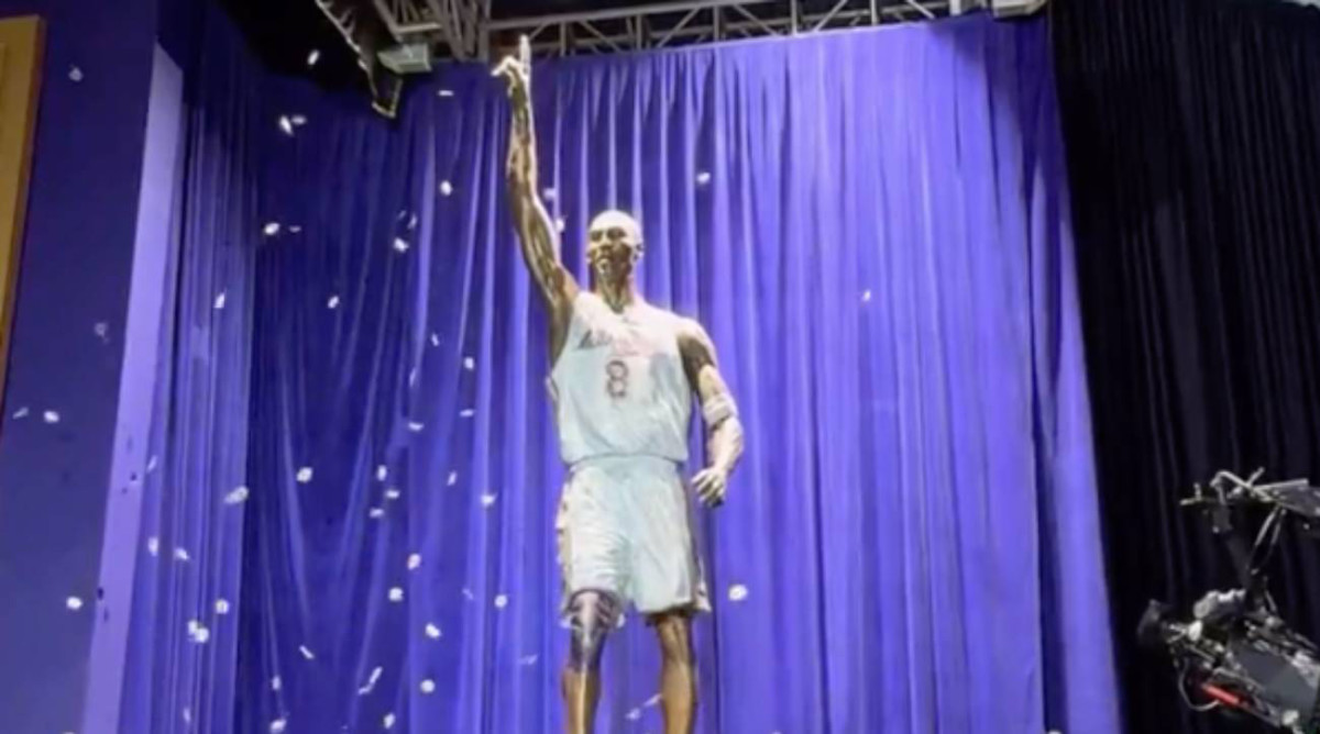 Lakers Unveiled Kobe Bryant Statue That Immortalized One Of His Most ...