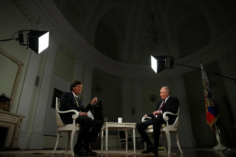 Le président russe Vladimir Poutine écoute lors d'une interview avec l'animateur de télévision américain Tucker Carlson à Moscou, Russie le 6 février 2024.