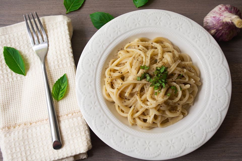 Fast wie das Original: Vegane Pasta Alfredo: Nudeln mit cremiger ...