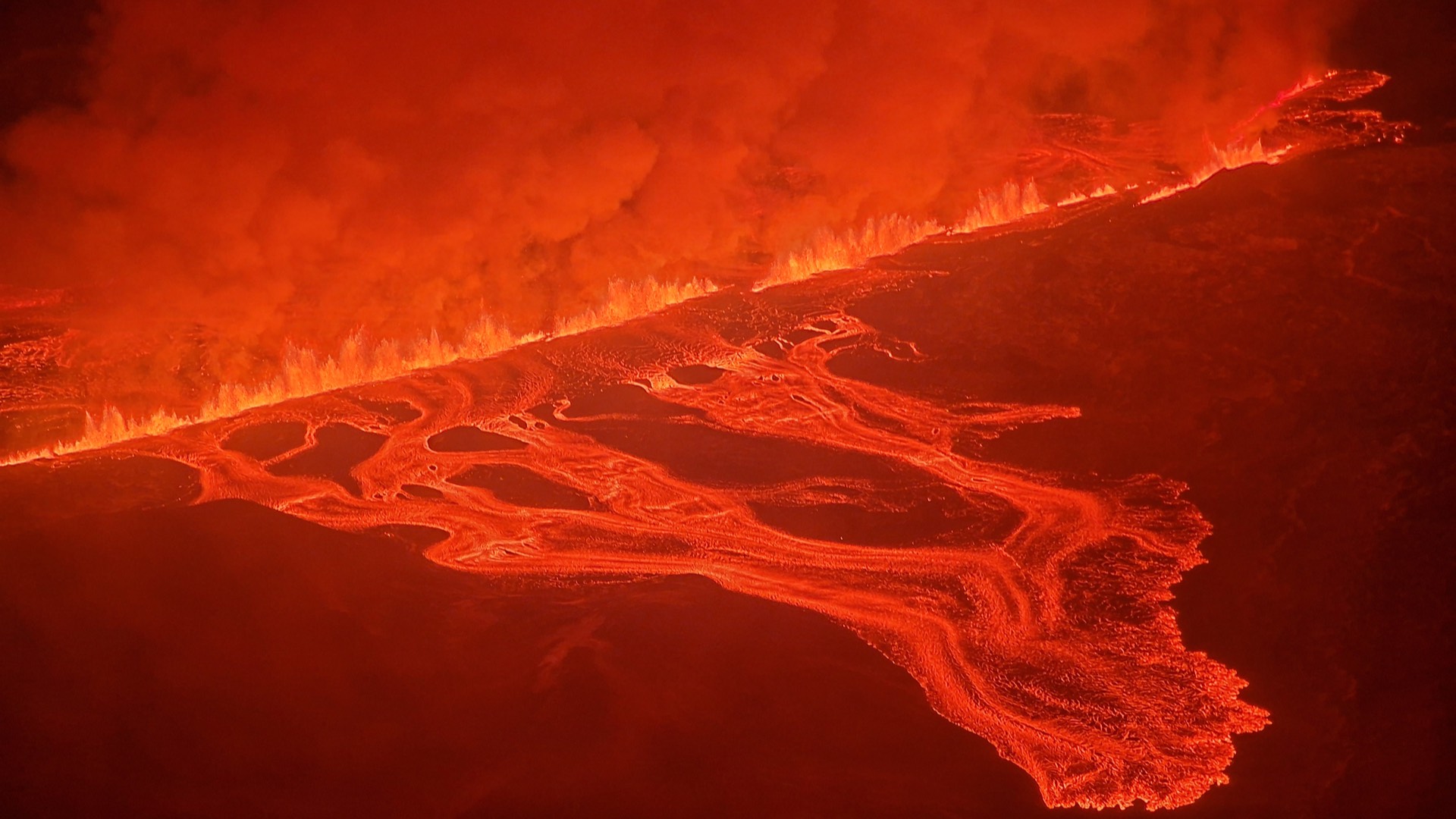 Incredible Images And Footage Shows Icelandic Volcano S 2nd Eruption Of   BB1i1Sfx.img