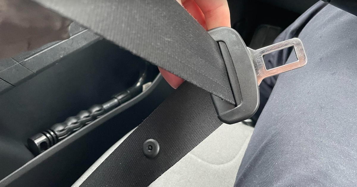 har du bemærket den lille knap på din sikkerhedssele? den har faktisk en meget vigtig funktion