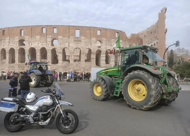 ιταλία: τέσσερα τρακτέρ έφτασαν στο κέντρο της ρώμης - το βράδυ πορεία στον περιφερειακό έξω από την ιταλική πρωτεύουσα