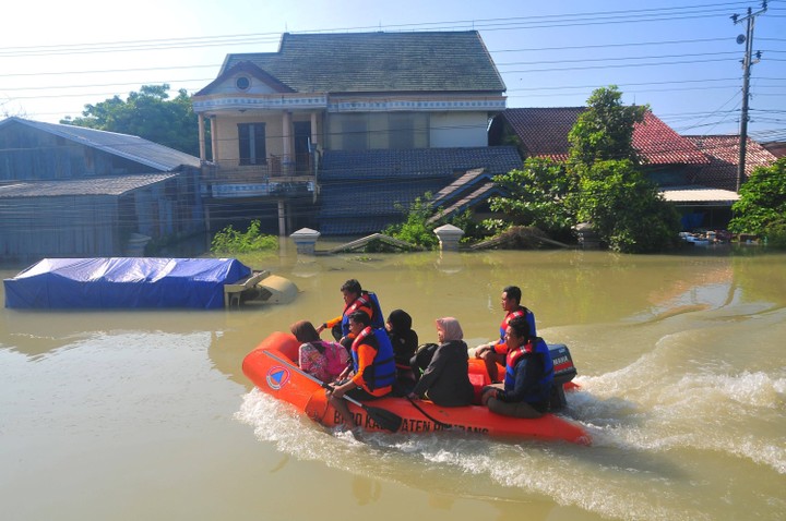 foto: sejumlah truk terendam banjir di jalur pantura demak-kudus