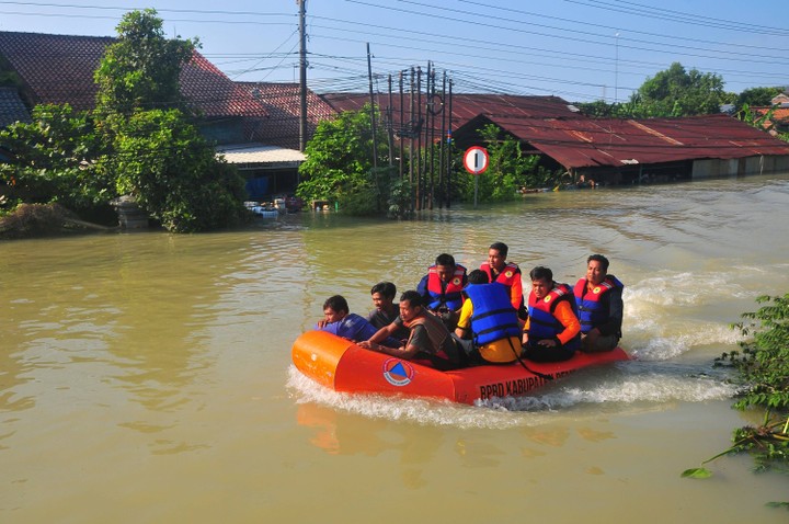 foto: sejumlah truk terendam banjir di jalur pantura demak-kudus