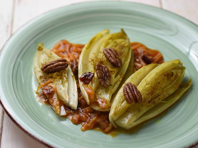 Gedünsteter Chicorée mit Orangen-Tomatensoße – in 25 Minuten auf dem Tisch