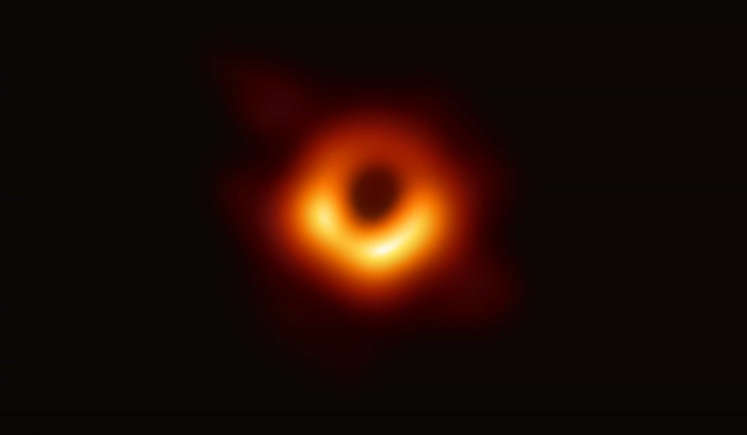 De ontdekking van het eerste zwarte gat